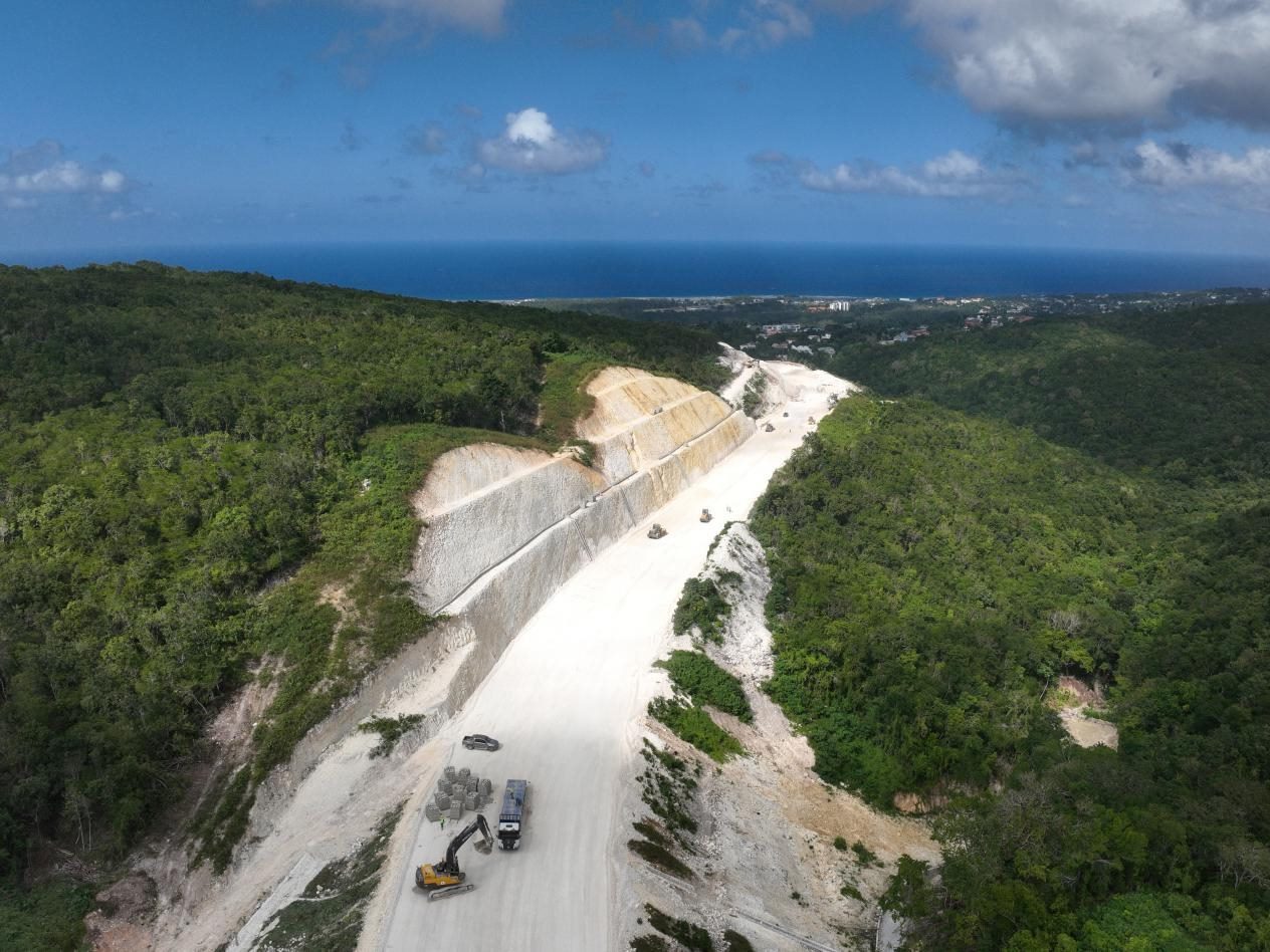 圖為中企承建的牙買加蒙特哥貝繞城路項(xiàng)目基層試驗(yàn)段正在進(jìn)行攤鋪和碾壓施工，相關(guān)施工工作已于近日順利完成。中國港灣美洲區(qū)域公司供圖