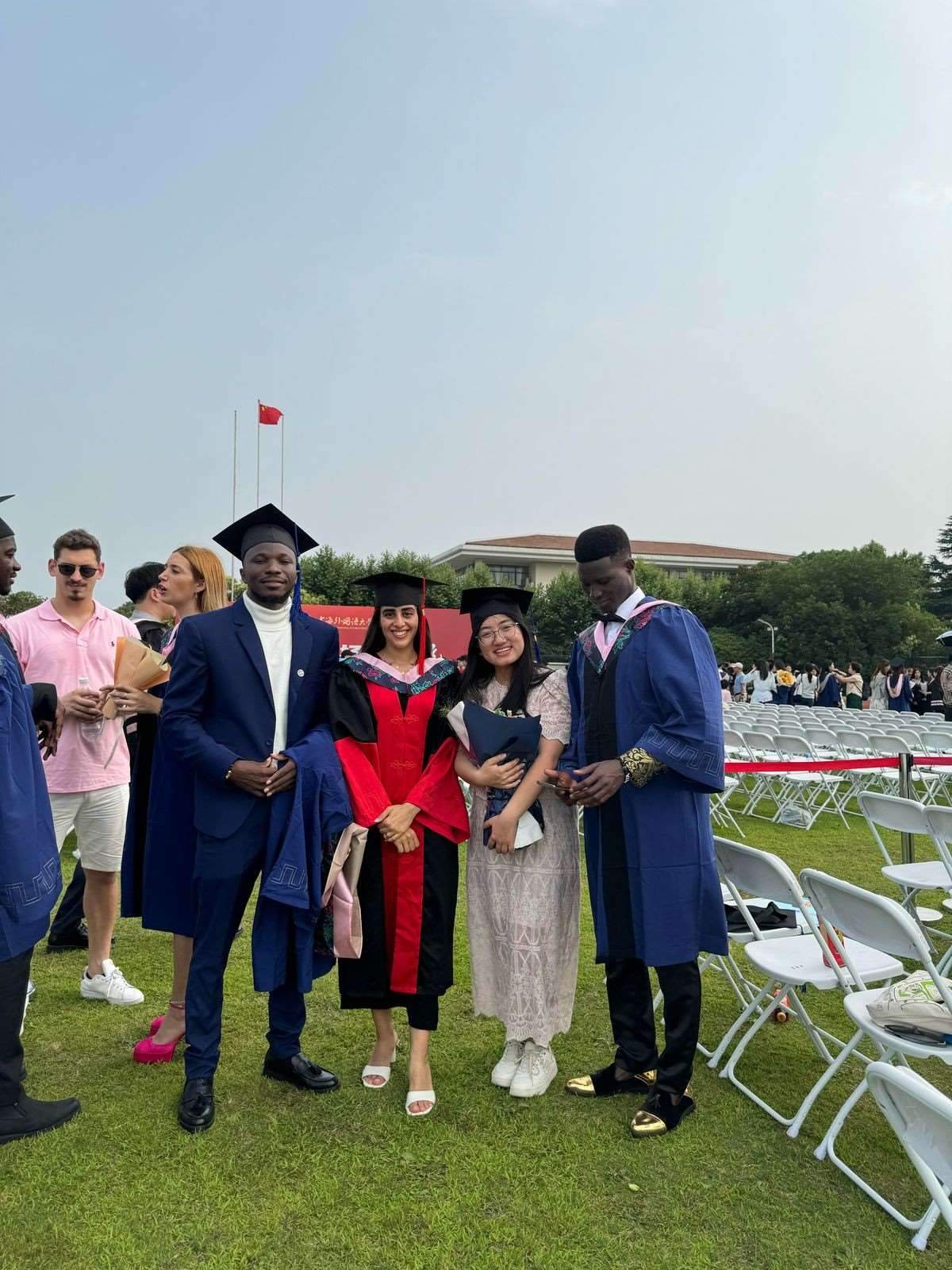 卡友琪（右三）在中國獲得學位后與同學合影。受訪者供圖