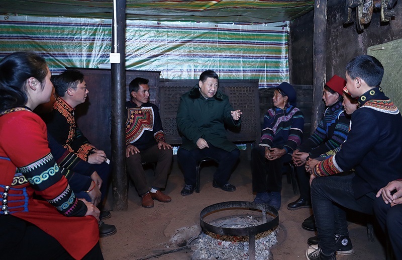 △2018年2月11日，四川涼山彝族自治州昭覺縣三岔河鄉(xiāng)三河村，習近平總書記來到村民節(jié)列俄阿木家中看望。