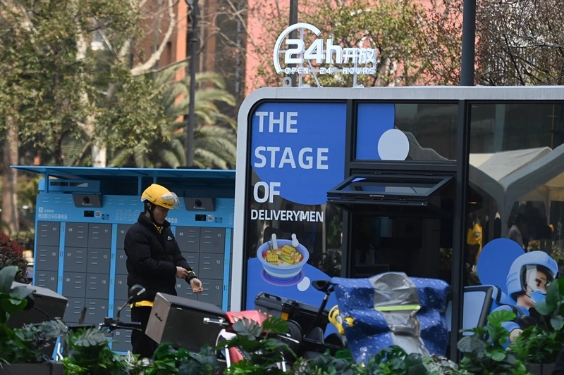 2024年3月15日，位于浙江杭州城西銀泰城廣場(chǎng)的“小哥驛站”正式啟用，網(wǎng)約車司機(jī)等新就業(yè)形態(tài)勞動(dòng)者可在此短暫休憩、補(bǔ)給。