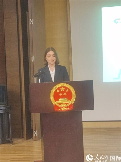 意方學(xué)生代表白綺花發(fā)言。人民網(wǎng)記者 鄭彬攝