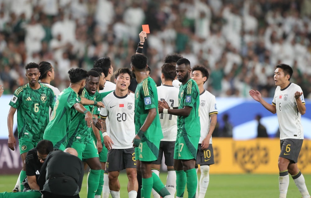 3月20日，主裁判向中國隊球員林良銘出示紅牌。新華社記者 王東震 攝