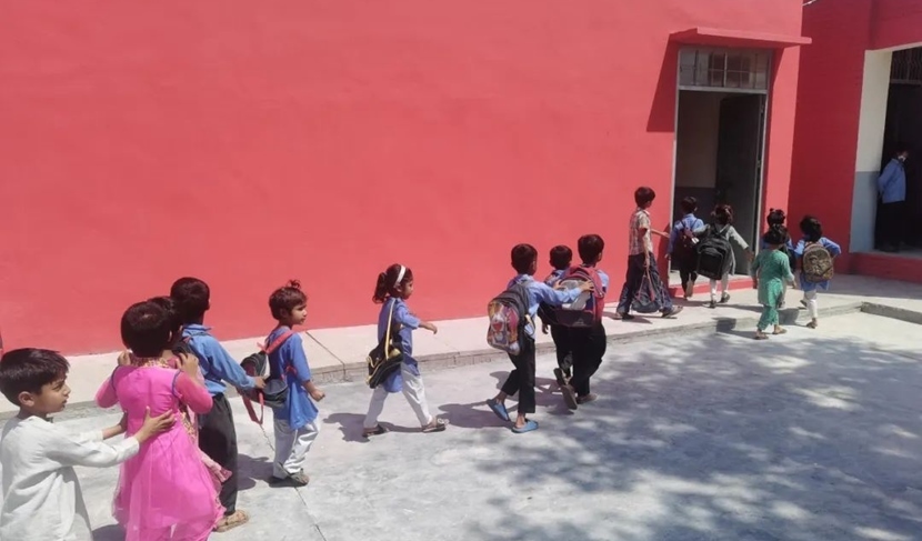 同學(xué)們走進修繕一新的校園。中國電建集團湖北工程有限公司供圖