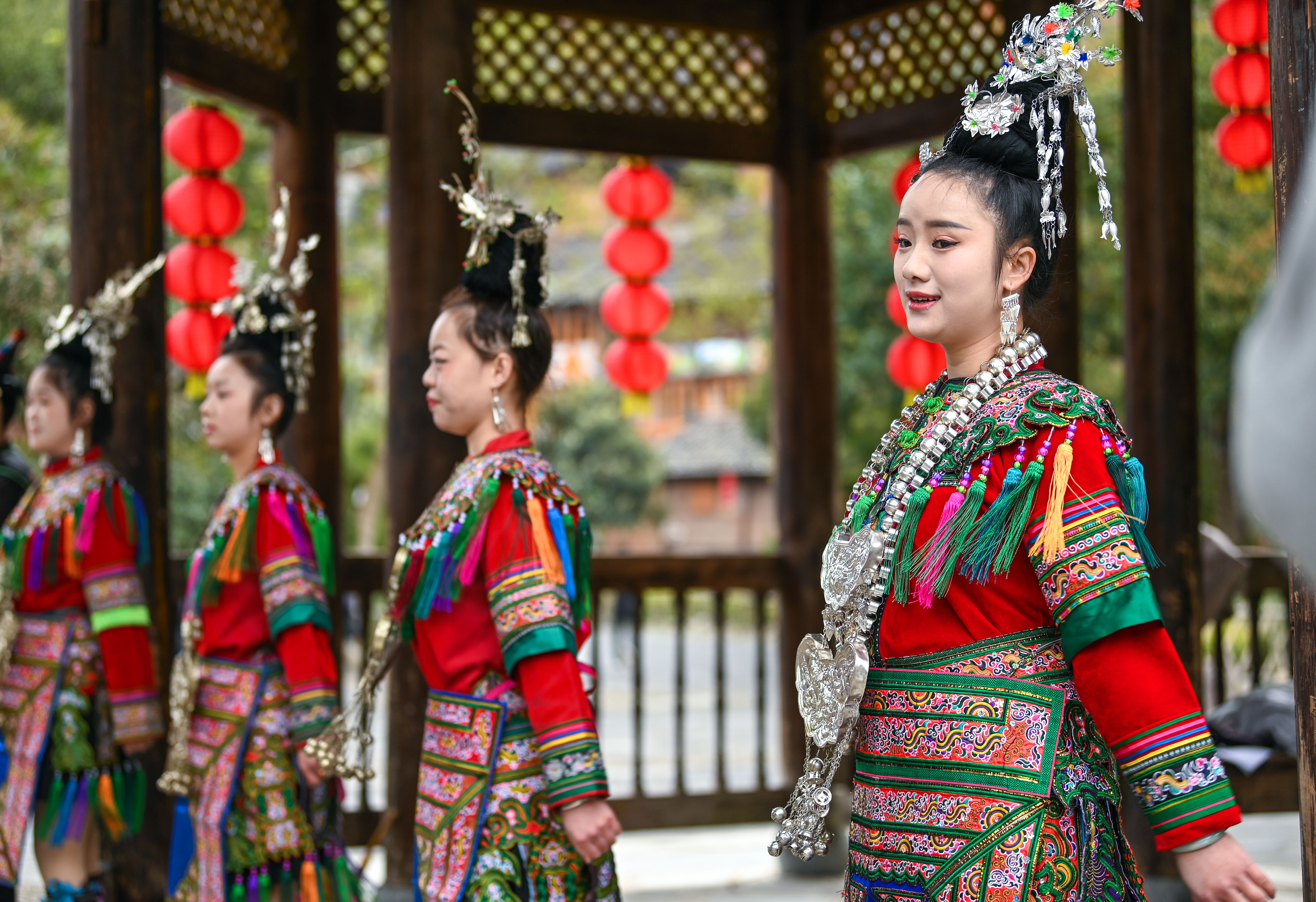  2025年3月18日，侗族群眾在貴州省黎平縣肇興侗寨給游客演唱侗族大歌。