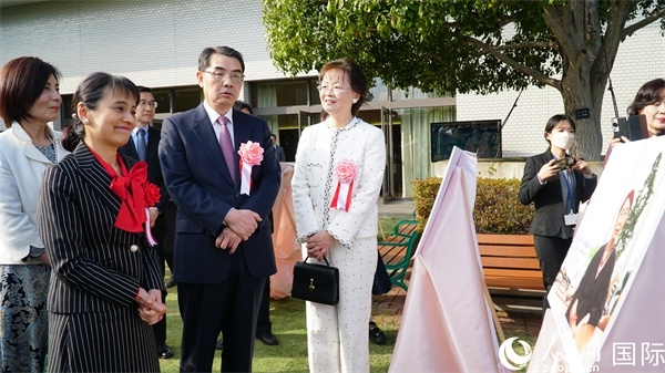 共同觀看女性成就圖片展。人民網(wǎng) 蔣曉辰攝