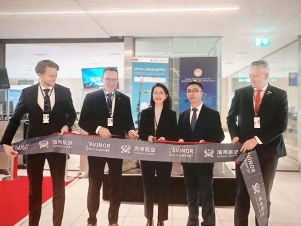 中國駐挪威大使侯悅（中）出席海航奧斯陸—北京直航開航儀式。中國駐挪威大使館供圖
