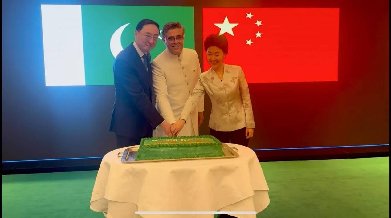 外交部副部長孫衛(wèi)東（左）、巴基斯坦駐華大使卡里爾·哈什米（中）、中聯(lián)部副部長孫海燕（右）共切蛋糕。巴基斯坦駐華大使館供圖