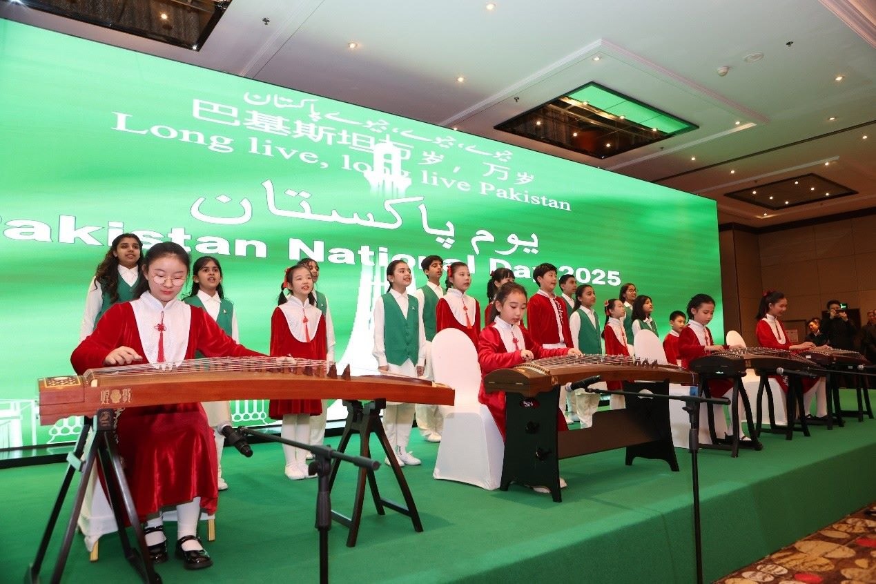 中巴兩國學生演出。巴基斯坦駐華大使館供圖