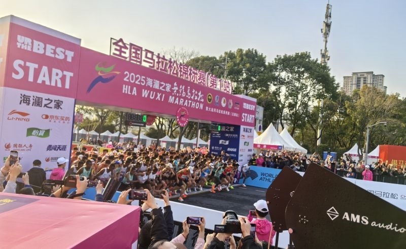 參賽選手沖出起跑線。 人民網(wǎng)記者 楊磊攝