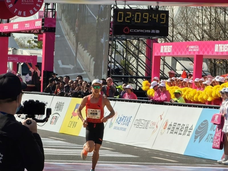 楊紹輝通過(guò)比賽終點(diǎn)。 人民網(wǎng)記者 楊磊攝