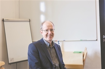 德國物理學(xué)會主席、雷根斯堡大學(xué)凝聚態(tài)物理學(xué)家克勞斯·里希特教授。駐德國記者 李山攝