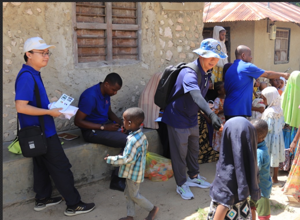 專家組向村民發(fā)放健康教育手冊和健康教育用品。專家組供圖