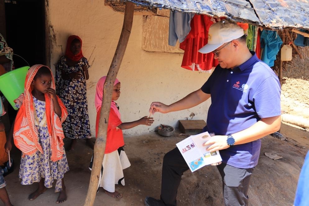 專家組向村民發(fā)放健康教育手冊和健康教育用品。專家組供圖