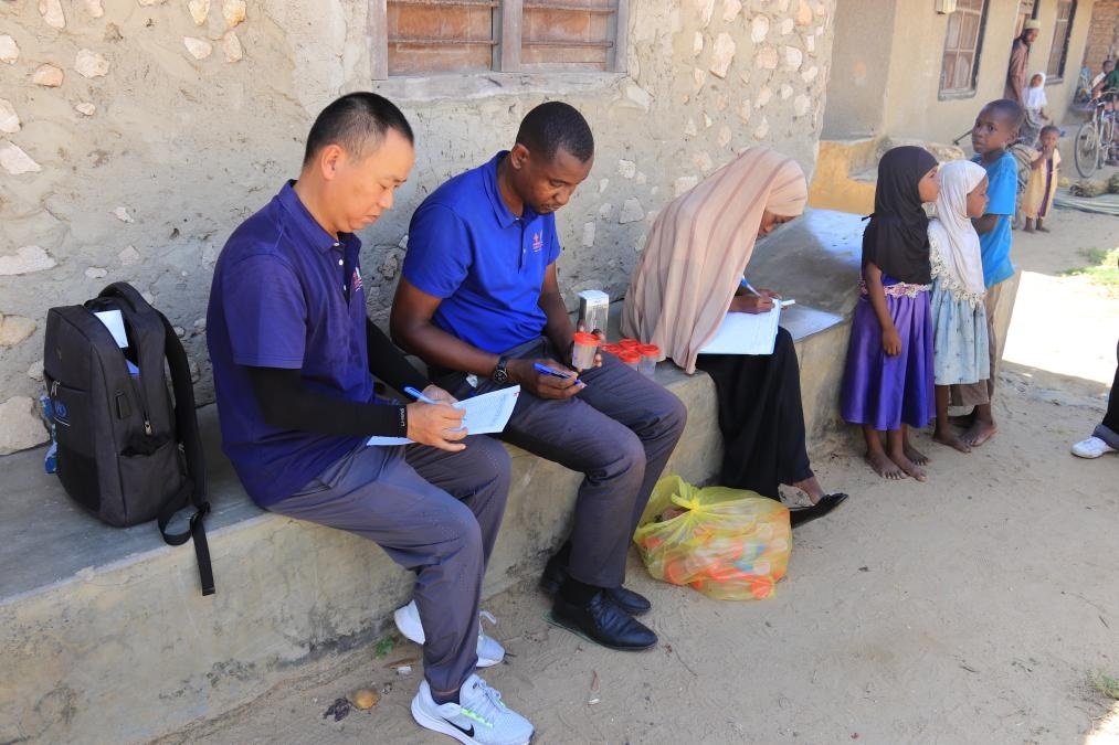 專家組指導(dǎo)非方疾控人員開展疾病篩查工作。專家組供圖