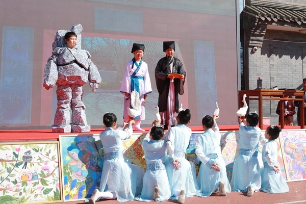 展覽開幕式上，府學學子上演情景劇《鵝池》。府學胡同小學供圖
