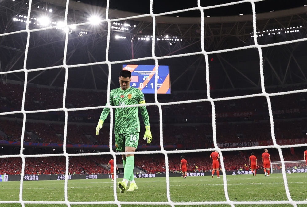 3月25日，中國隊守門員王大雷在球隊丟球后。新華社記者 曹燦 攝