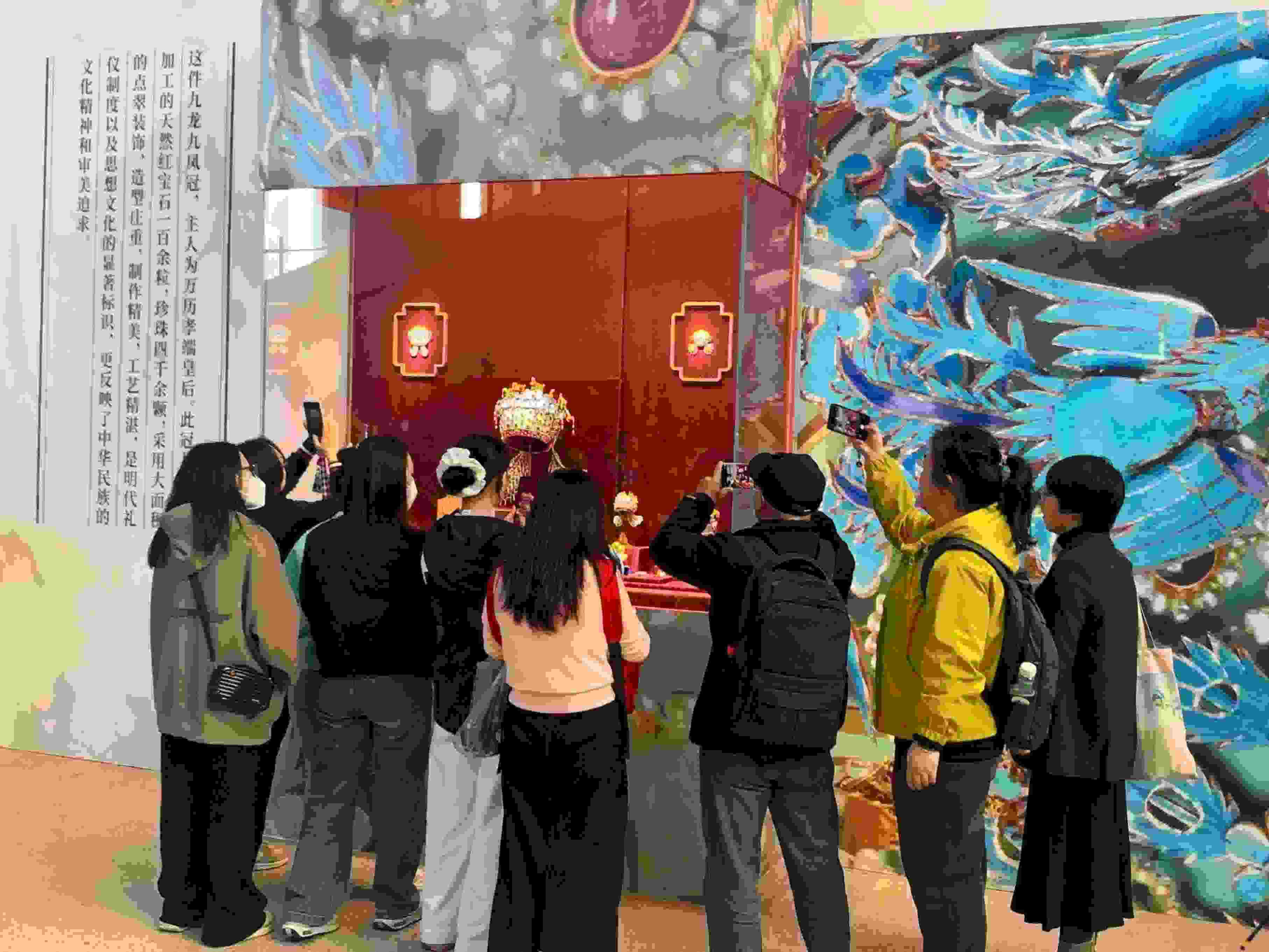 觀眾參觀國博鳳冠系列文創(chuàng)產(chǎn)品。人民網(wǎng)記者 劉穎穎攝