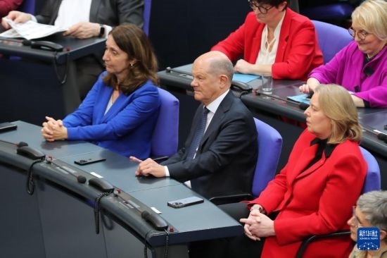 3月25日，在德國柏林，朔爾茨（中）出席新一屆德國聯(lián)邦議院首次全體會議。新華社記者 杜哲宇 攝