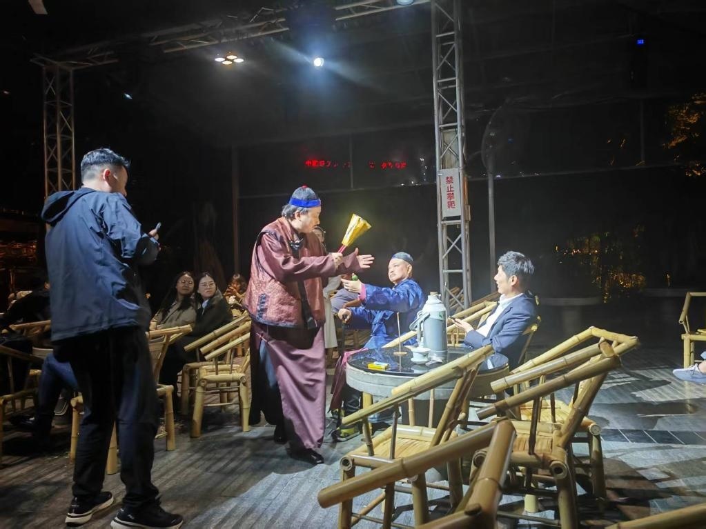 3月24日，《鶴鳴傳奇》在四川省成都市人民公園鶴鳴茶社演出。新華社記者 張海磊 攝