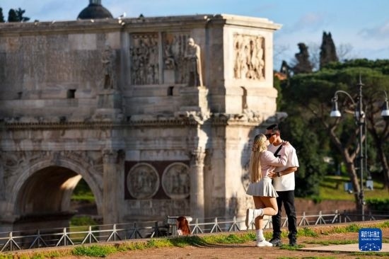 3月25日，在意大利羅馬，情侶在君士坦丁凱旋門前留影。新華社記者 李京 攝