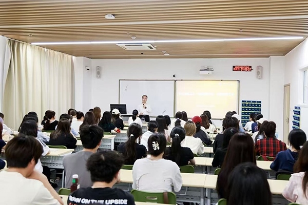 深圳職業(yè)技術(shù)大學(xué)黨委副書記、校長許建領(lǐng)為學(xué)生授課。學(xué)校供圖