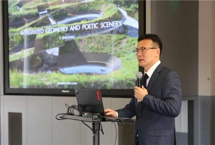 李興鋼院士做題為《勝景幾何》的主旨報告。活動主辦方供圖