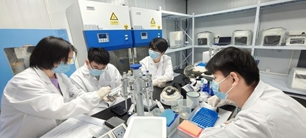 “個(gè)體基因解密實(shí)驗(yàn)”預(yù)實(shí)驗(yàn)課堂。東華大學(xué)供圖