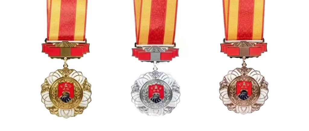 圖為戍守邊疆金質(zhì)、銀質(zhì)、銅質(zhì)紀(jì)念章。（國(guó)家移民管理局供圖）