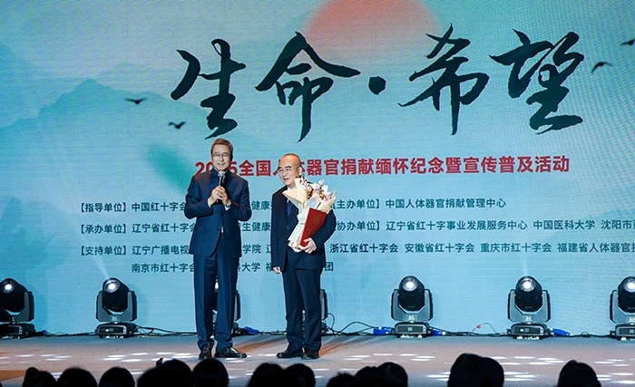 中國紅十字會副會長白巖松在現(xiàn)場采訪“人民英雄”張定宇教授。主辦方供圖