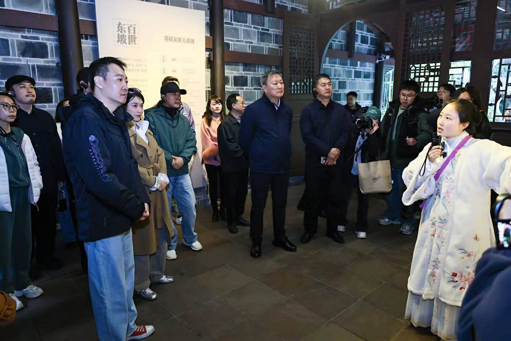 《蘇堤春曉》劇組在眉山三蘇祠參觀學習。受訪者供圖