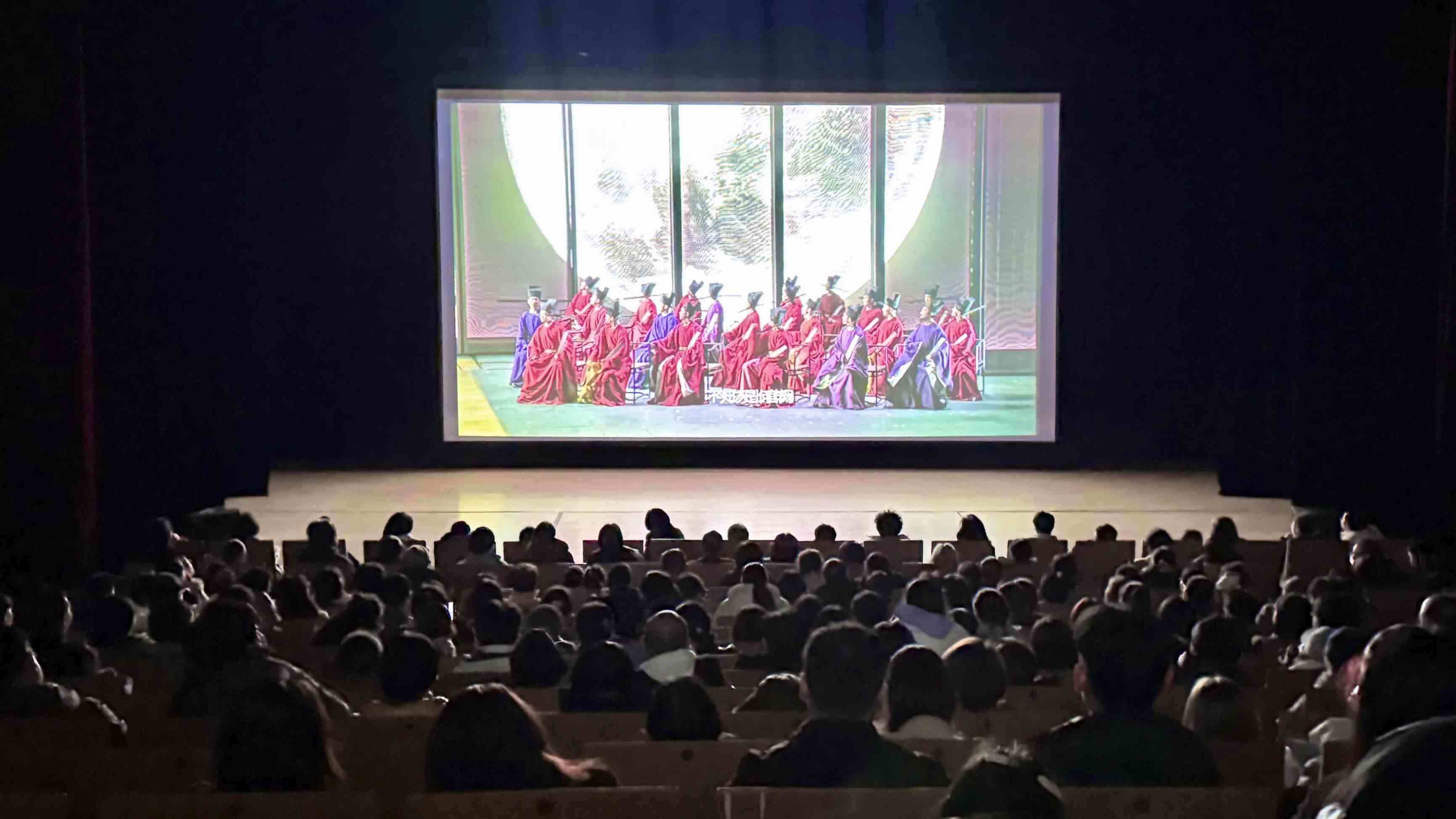 觀眾在哈爾濱大劇院欣賞《蘇堤春曉》。國話供圖