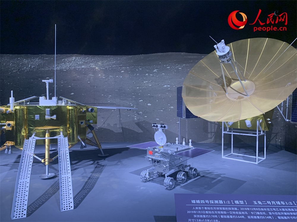 “九天攬?jiān)隆袊?guó)探月工程20年”展廳現(xiàn)場(chǎng)。人民網(wǎng)記者 韋衍行攝