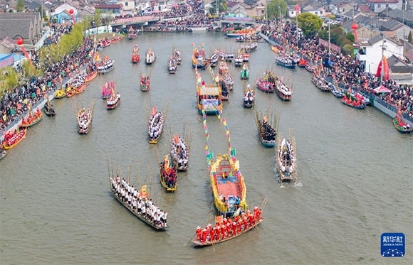 ?4月4日，選手在參加茅山會(huì)船盛會(huì)（ 無(wú)人機(jī)照片）。?新華社發(fā)（顧繼紅 攝）