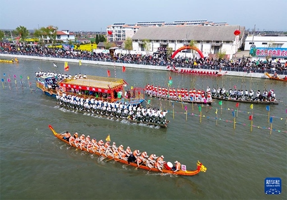 4月4日， 選手在參加茅山會(huì)船盛會(huì)（無(wú)人機(jī)照片）。新華社發(fā)（顧繼紅 攝）