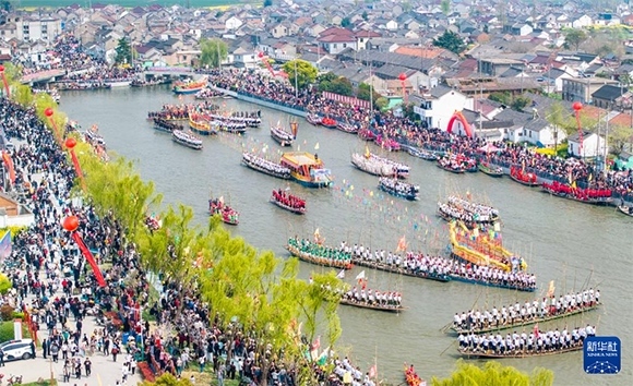 4月4日，選手在參加茅山會(huì)船盛會(huì)（無(wú)人機(jī)照片）。?新華社發(fā)（周社根 攝）