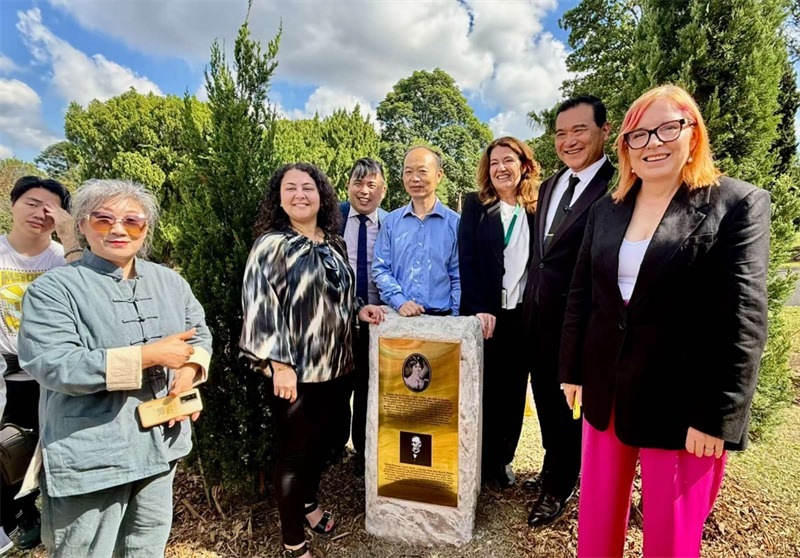 3.紀(jì)念碑揭幕。