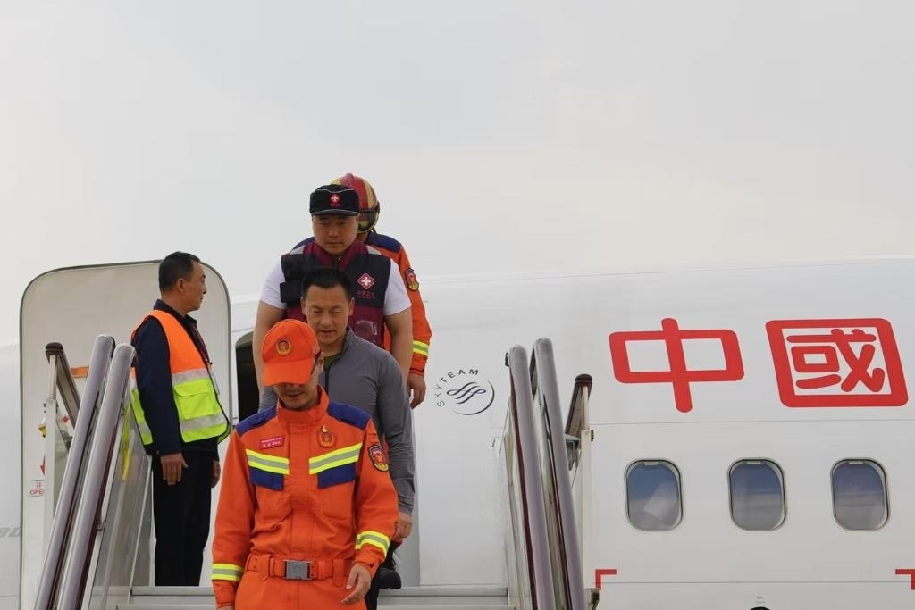 4月6日，在云南省昆明長水機(jī)場，中國云南救援醫(yī)療隊抵達(dá)昆明。新華社記者 高詠薇 攝