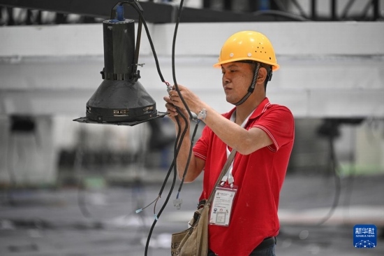 4月4日，工作人員在海南國際會(huì)展中心內(nèi)布設(shè)燈光。