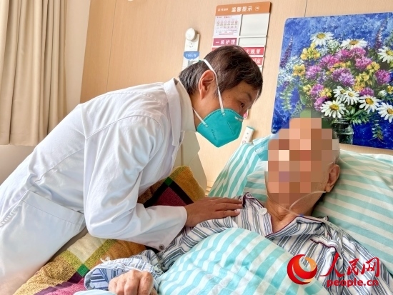 秦苑查房時(shí)詢問患者情況。人民網(wǎng) 陳葉欣攝