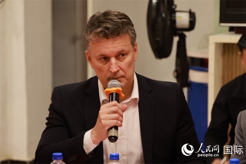 巴西中國友好協(xié)會主席恩里克·達諾布雷加在座談會上致辭。人民網(wǎng)記者 陳海琪攝