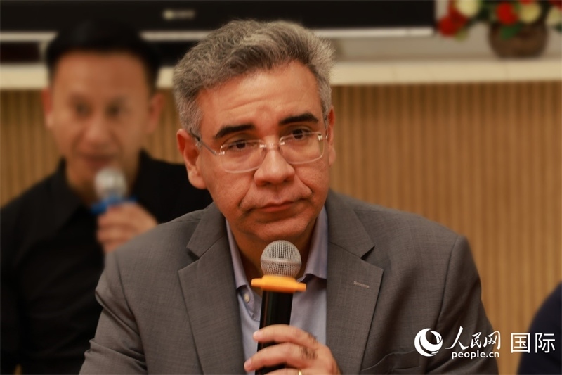 巴西弗魯米嫩塞聯(lián)邦大學(xué)教授、中國問題專家埃萬德羅·卡瓦略在座談會上致辭。人民網(wǎng)記者 陳海琪攝