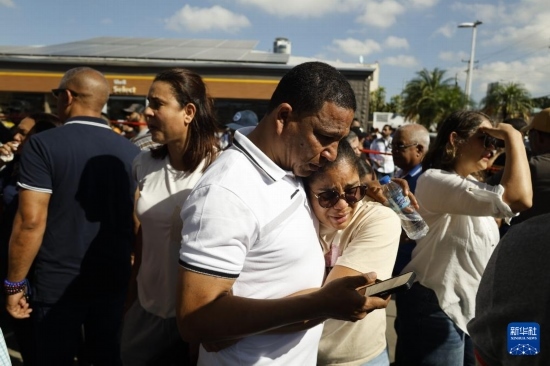  4月8日，人們聚集在多米尼加首都圣多明各的夜總會(huì)屋頂坍塌事故現(xiàn)場附近。新華社發(fā)