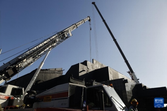  4月8日，救援人員在多米尼加首都圣多明各的夜總會(huì)屋頂坍塌事故現(xiàn)場工作。新華社發(fā)