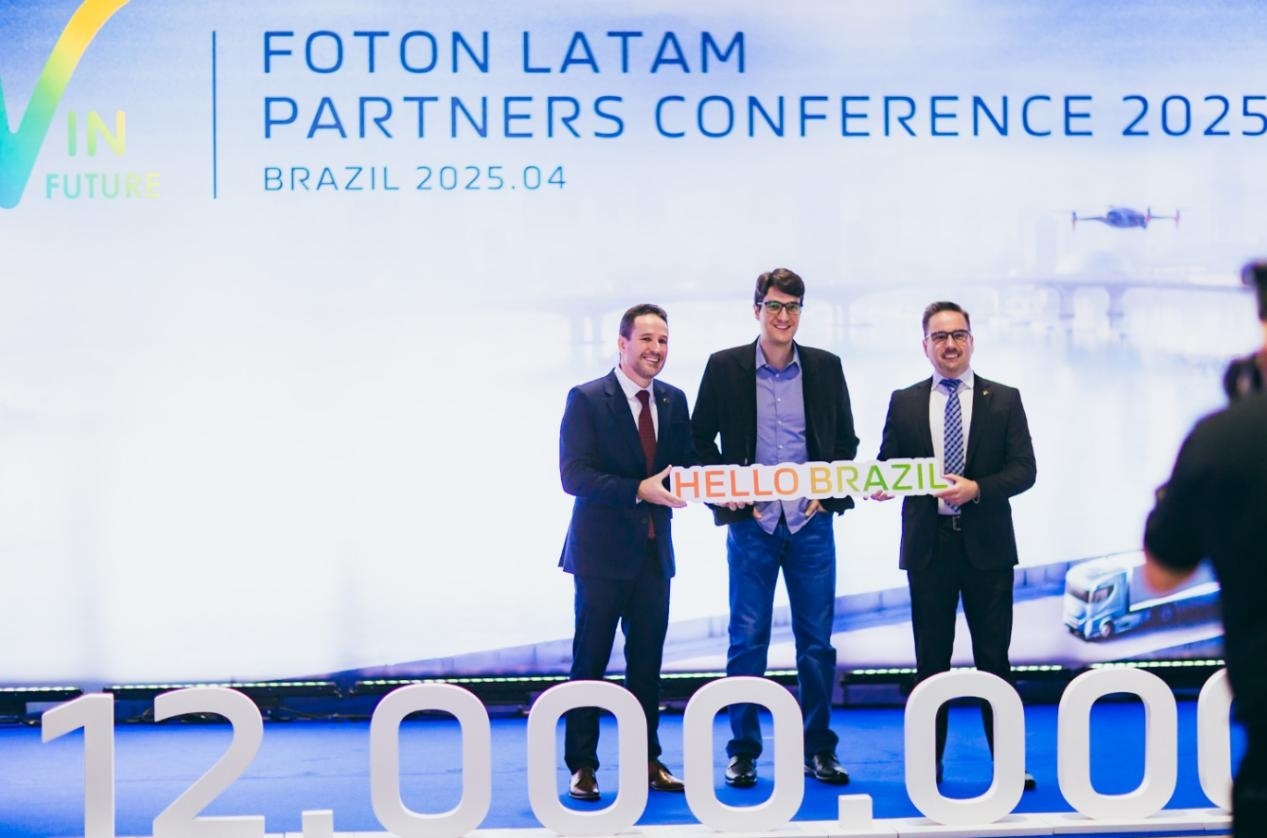 當(dāng)?shù)貢r(shí)間4月8日，福田汽車2025拉美合作伙伴大會(huì)暨巴西工廠首車下線儀式在巴西圣保羅舉行。福田巴西工廠供圖