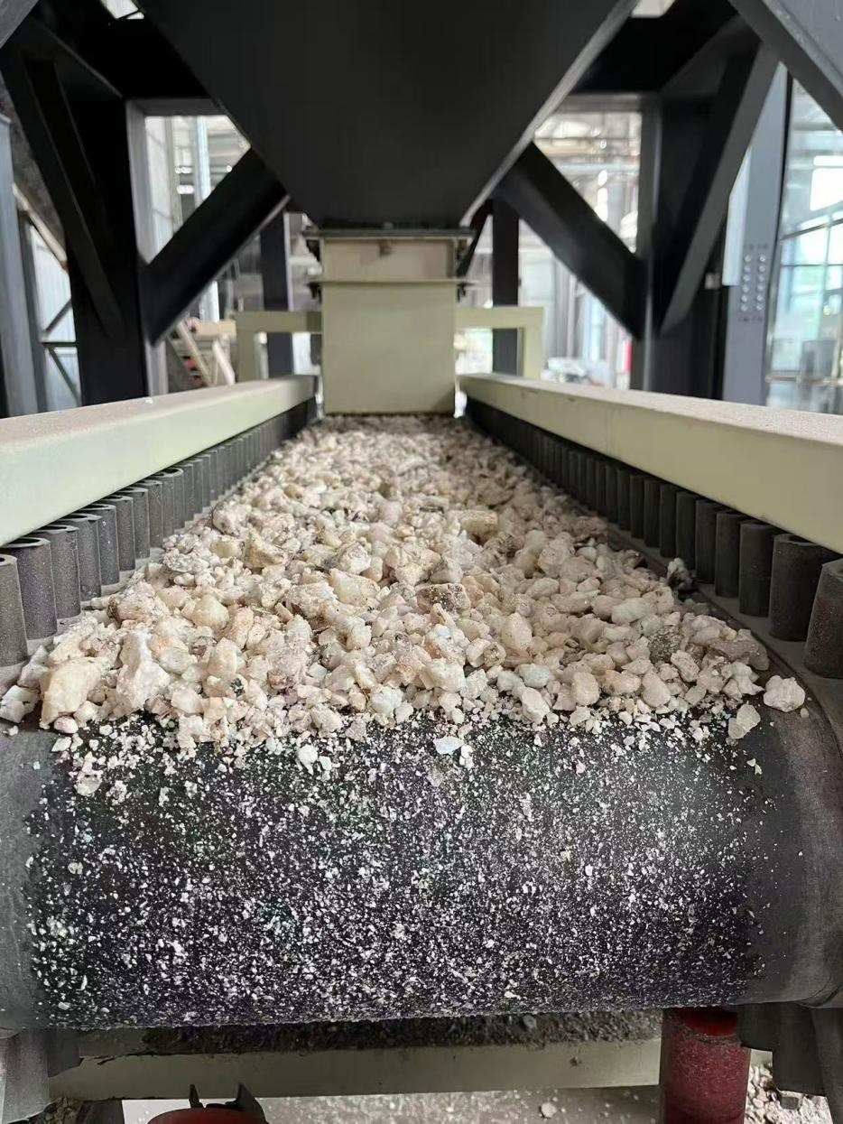 高純石英生產(chǎn)線。自然資源部供圖