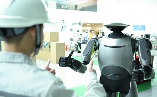 在廣汽研究院，人形機(jī)器人團(tuán)隊的周仁義在演示GoMate機(jī)器人互動功能（新華社記者 鄧華 攝）