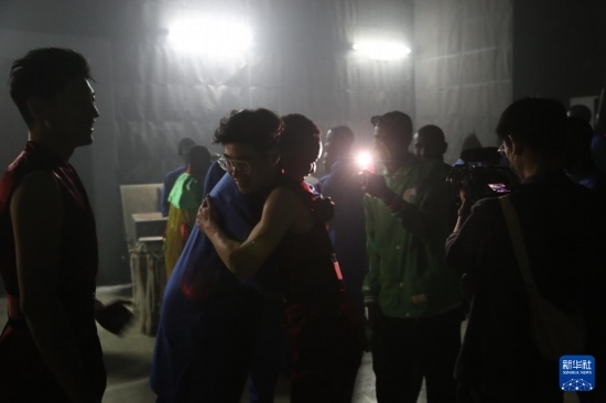 4月10日，在塞內(nèi)加爾首都達(dá)喀爾的國家大劇院，中央音樂學(xué)院進(jìn)擊打擊樂團(tuán)成員與塞內(nèi)加爾杜杜·恩迪亞耶·羅斯打擊樂團(tuán)成員在演出后臺擁抱。新華社記者 司源 攝