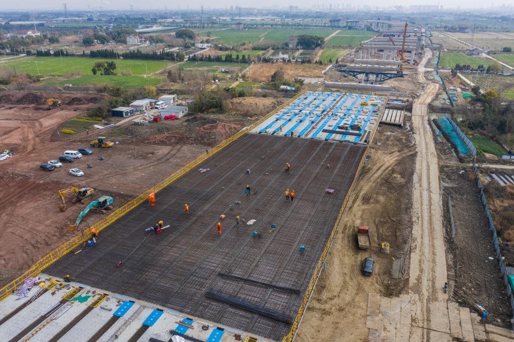 3月7日，在524國道秀洲王江涇至新塍公路工程TJ02標段，作業(yè)人員正在進行60米鋼混組合梁現(xiàn)澆橋面板鋼筋焊接及綁扎作業(yè)（無人機照片）。新華社記者 徐昱 攝