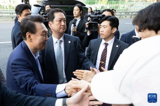 4月11日，韓國前總統(tǒng)尹錫悅（左一）在離開首爾漢南洞官邸時與支持者握手。新華社發(fā)（全休相攝）