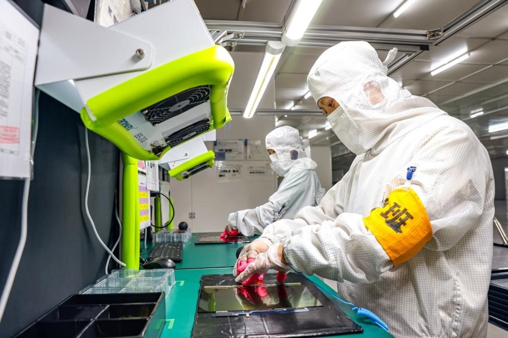 3月27日，在位于寧夏賀蘭工業(yè)園區(qū)的湯姆森電氣有限公司生產(chǎn)車間內(nèi)，工作人員制作硅膠絕緣護套。新華社記者 楊植森 攝